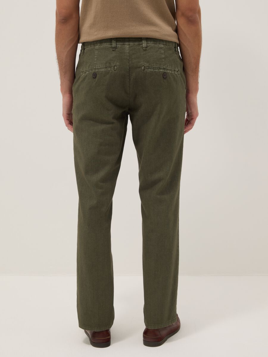 Pantaloni chino verdi in misto lino e cotone regular fit_2