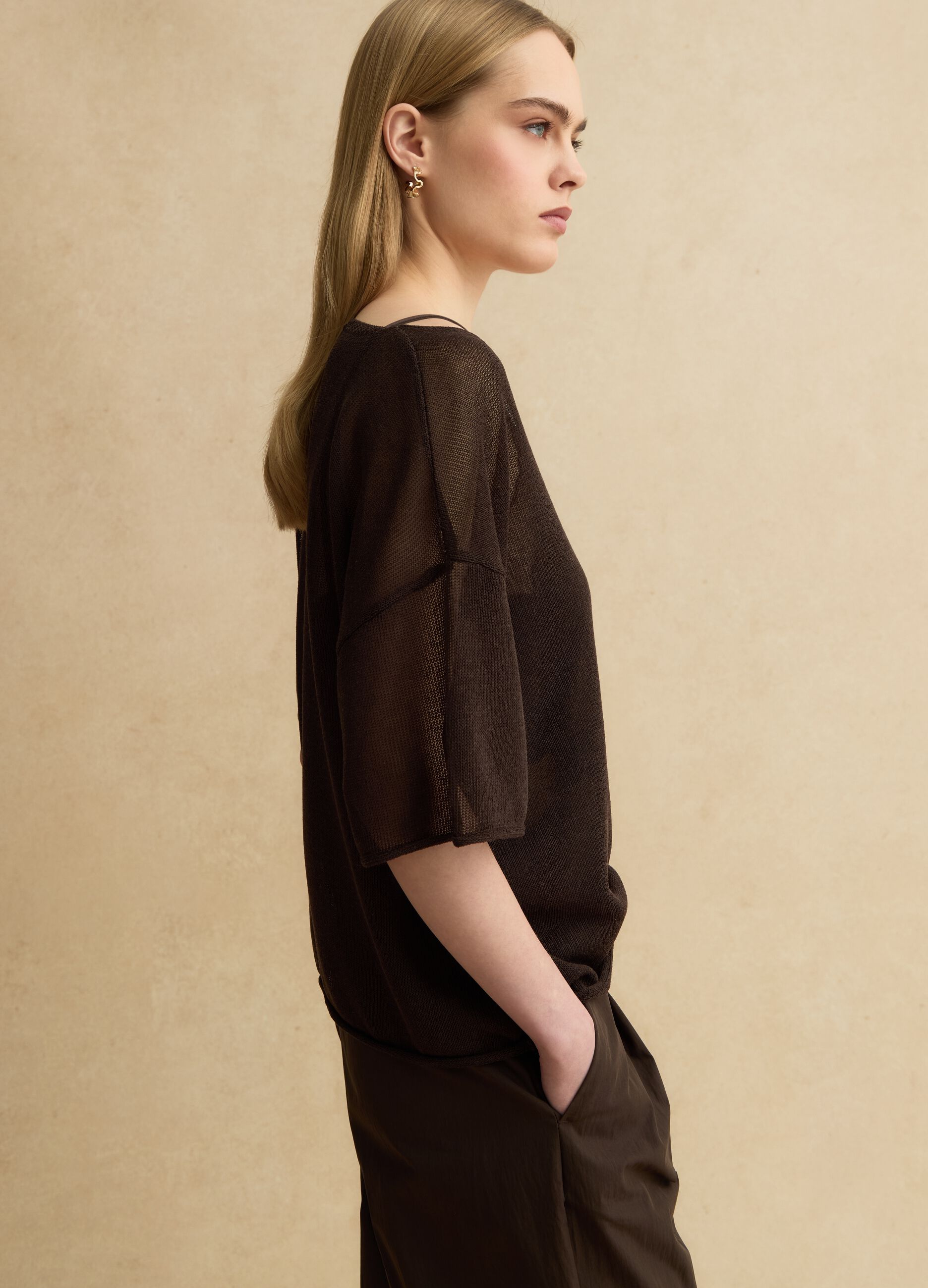 Maglia in misto lyocell e lino marrone oversize fit con scollo a V