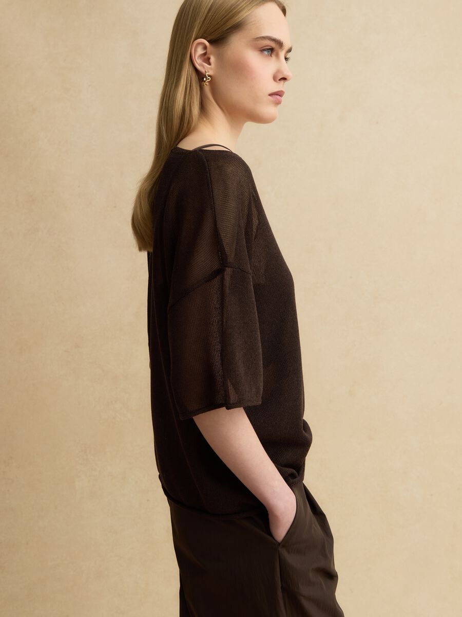 Maglia in misto lyocell e lino marrone oversize fit con scollo a V_0