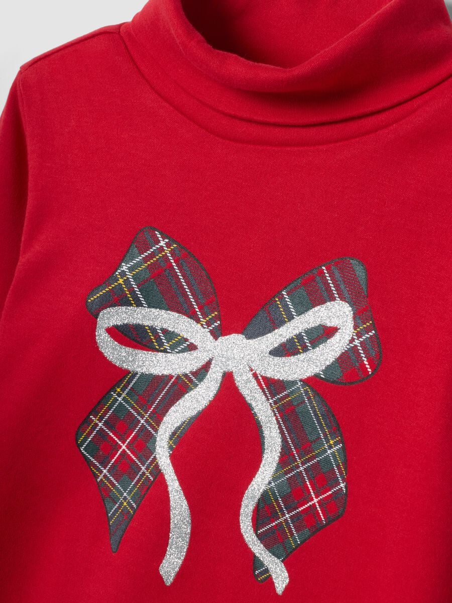 T-shirt rossa in puro cotone dolcevita con stampa fiocco_2
