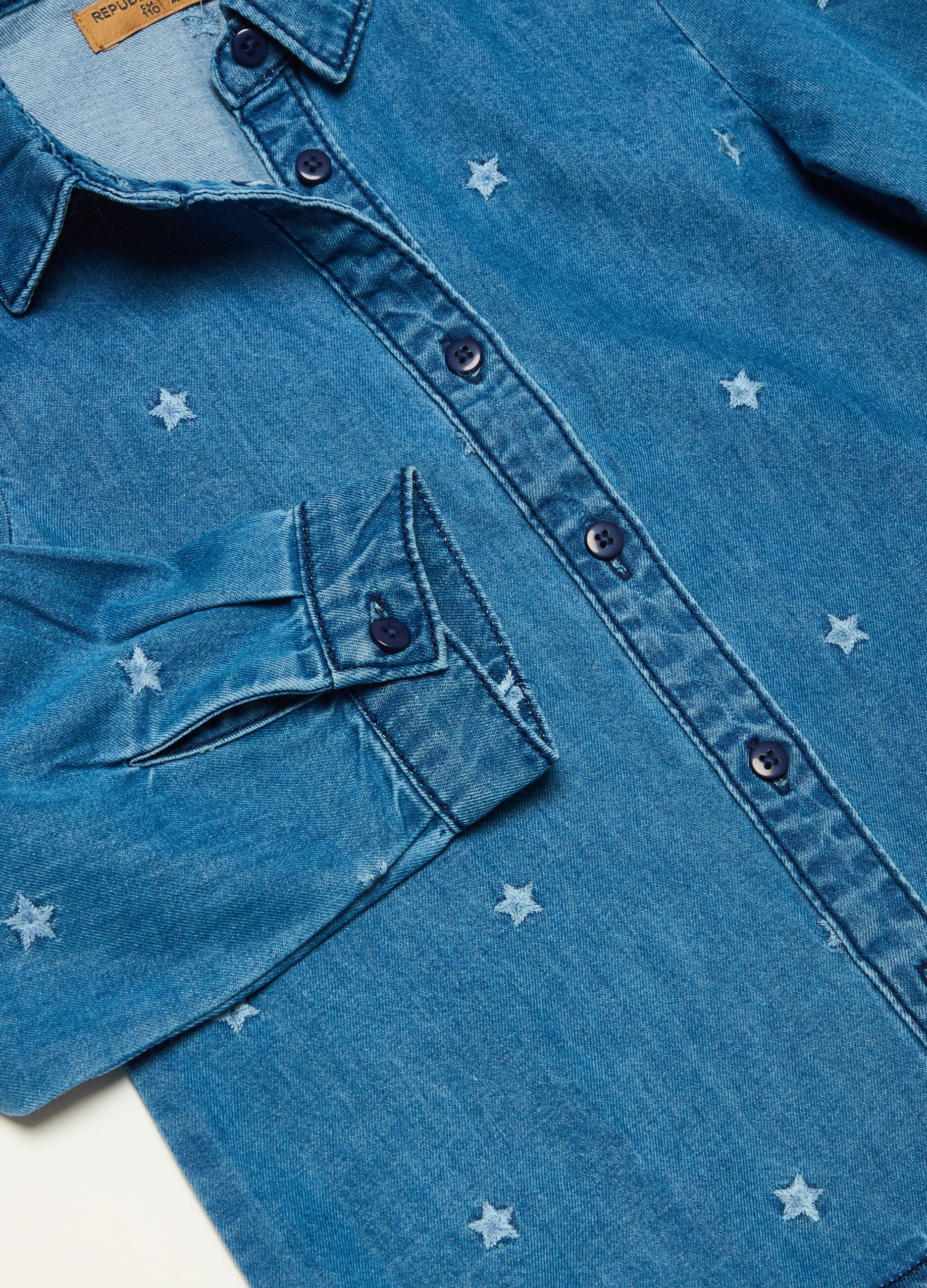 Camicia in denim con ricamo stelle