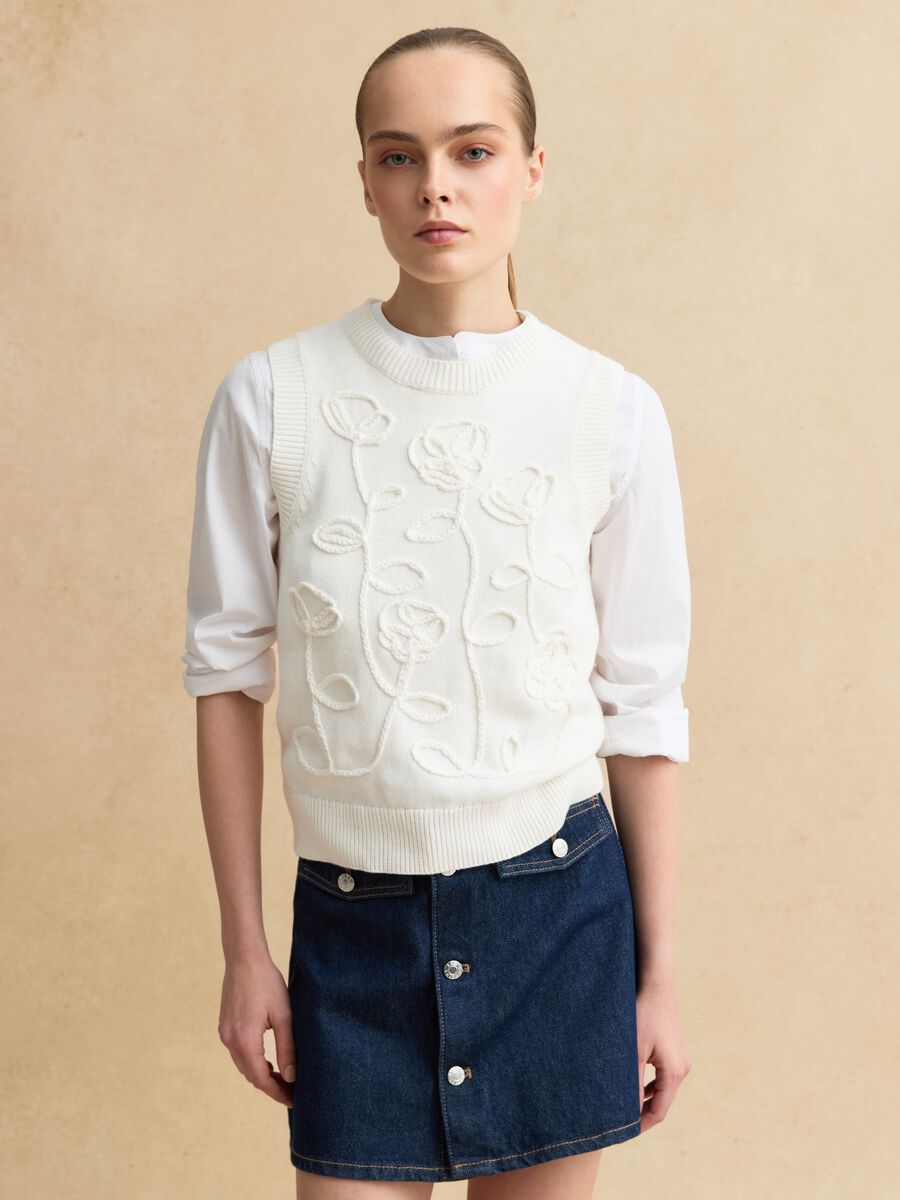 Regular fit pure white cotton gilet with floral design_1