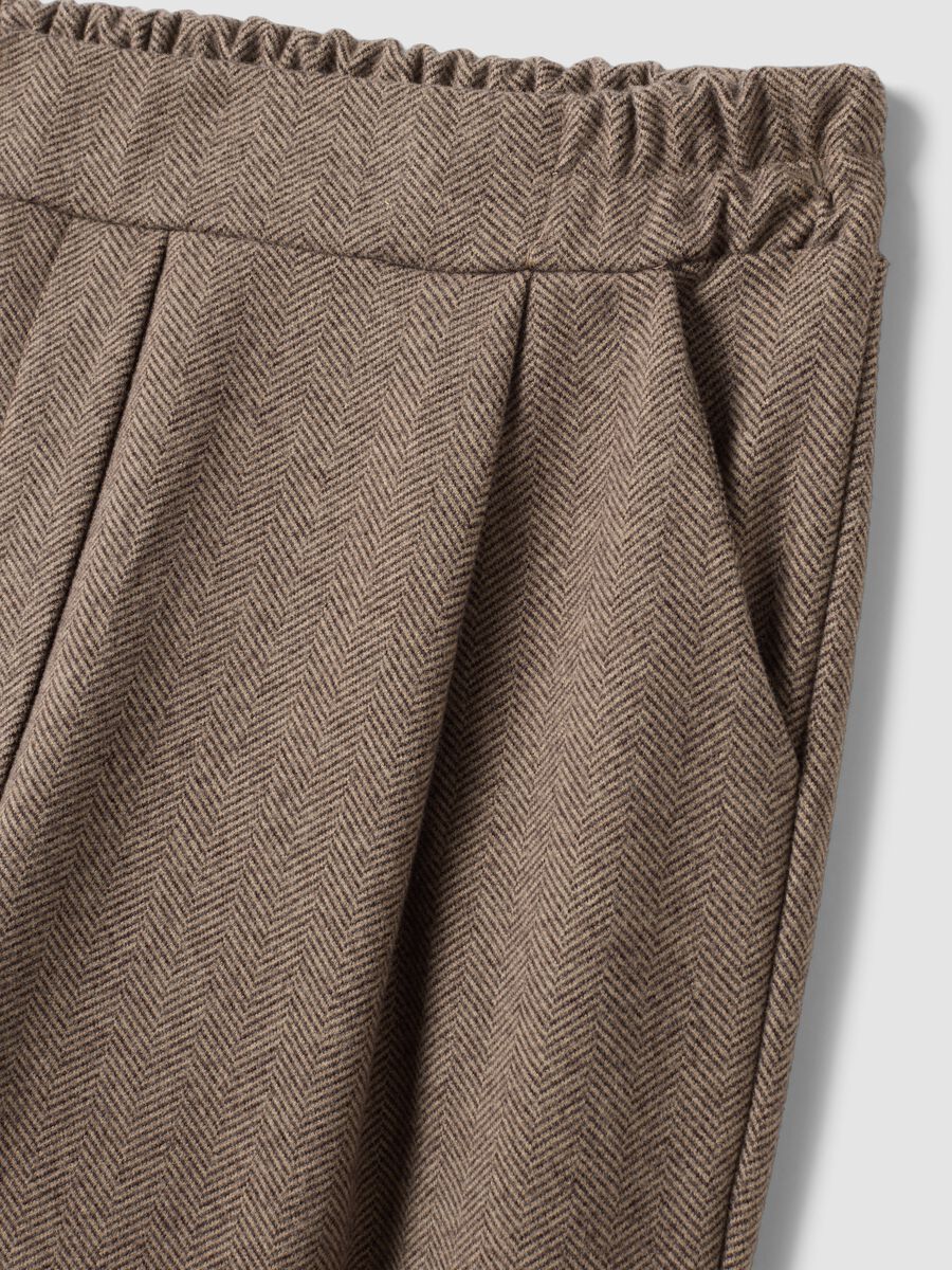Pantaloni marroni regular fit con motivo chevron_5