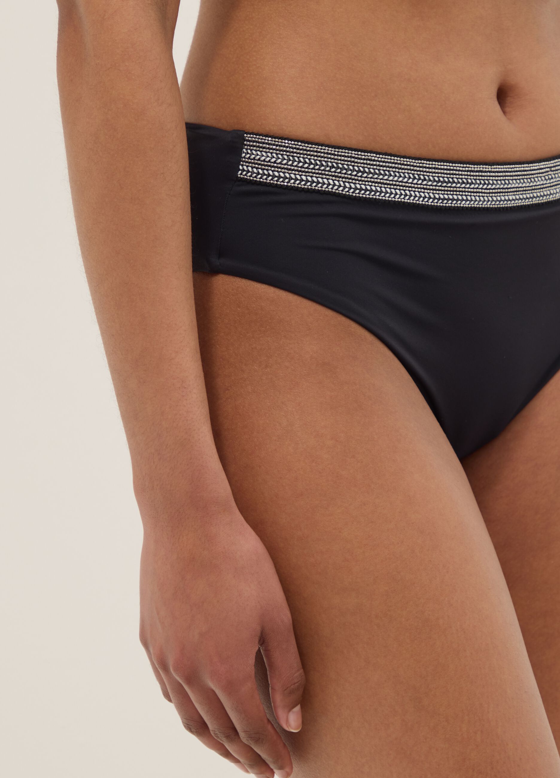 Slip da mare in tessuto elasticizzato nero con ricami