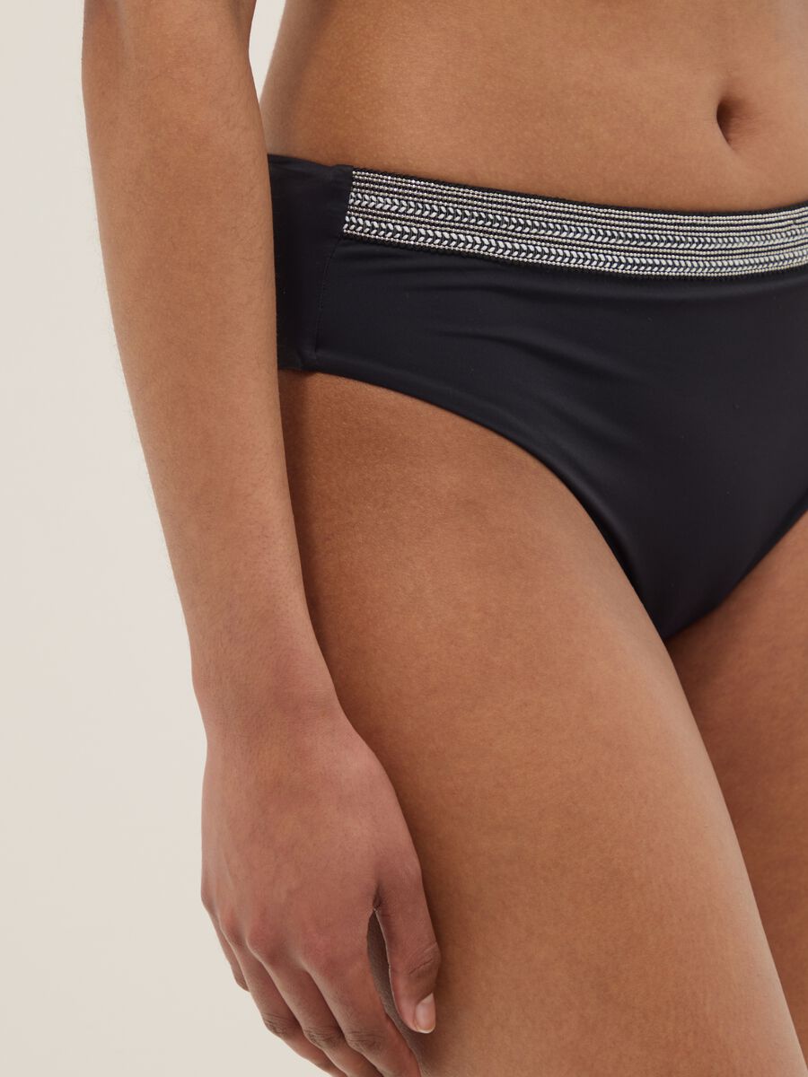 Slip da mare in tessuto elasticizzato nero con ricami_3