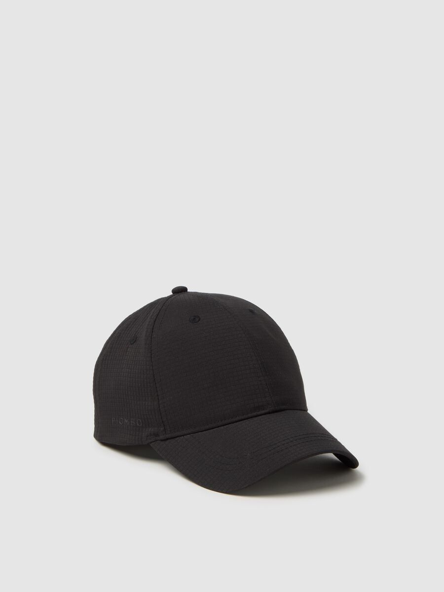 Black hat with comfortable fit_0