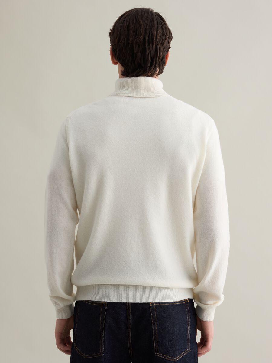 Lambswool pullover with high neck_3