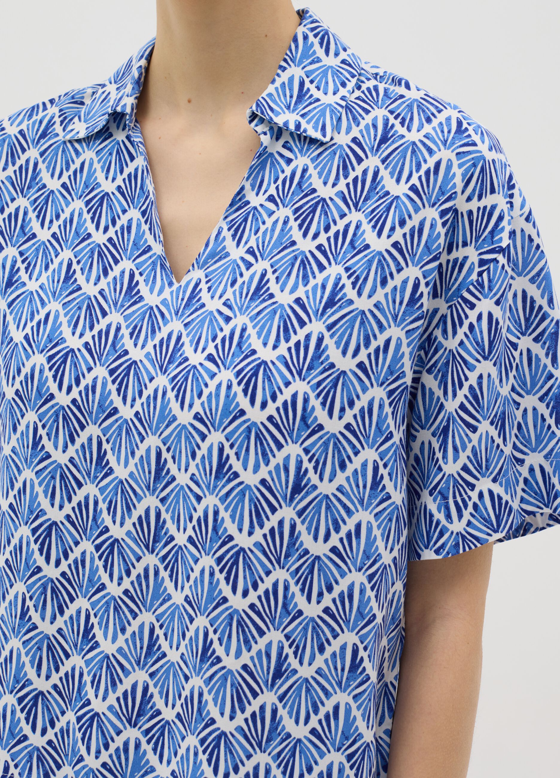 Blusa in viscosa con scollo a polo