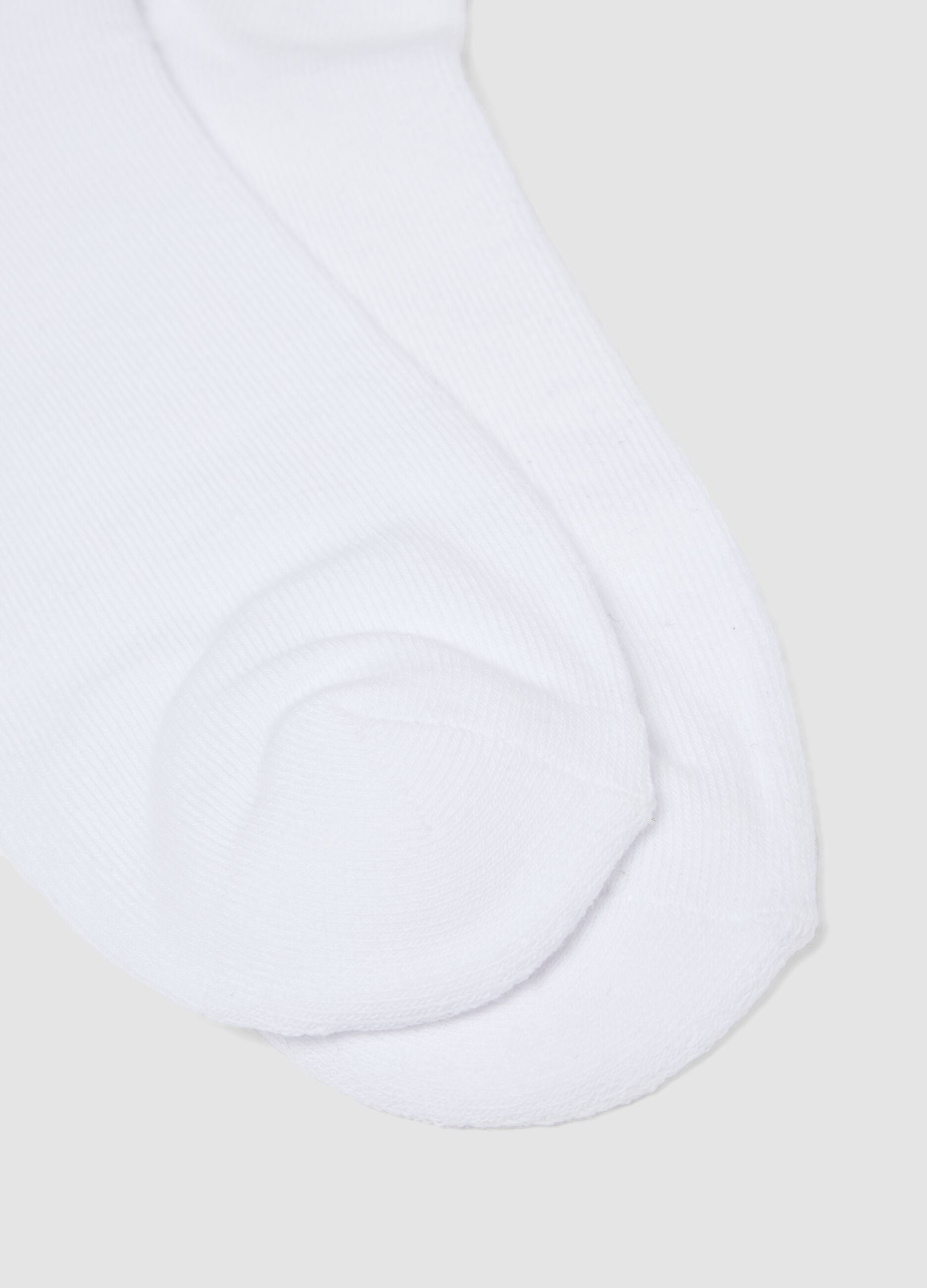 3-pack of white organic cotton ankle sports socks
