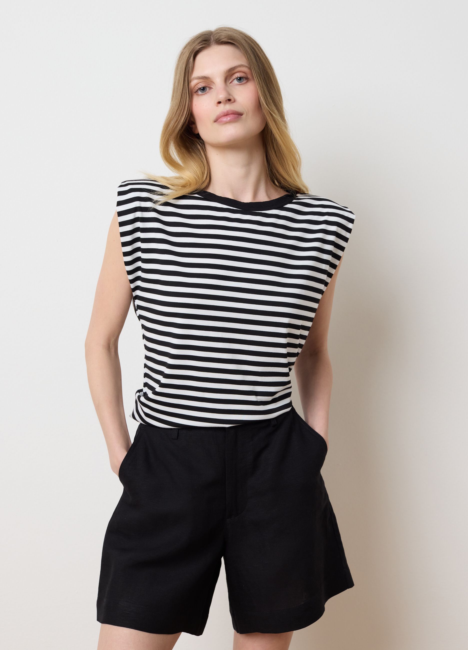 T-shirt boxy fit a righe bianche e nere con spalline
