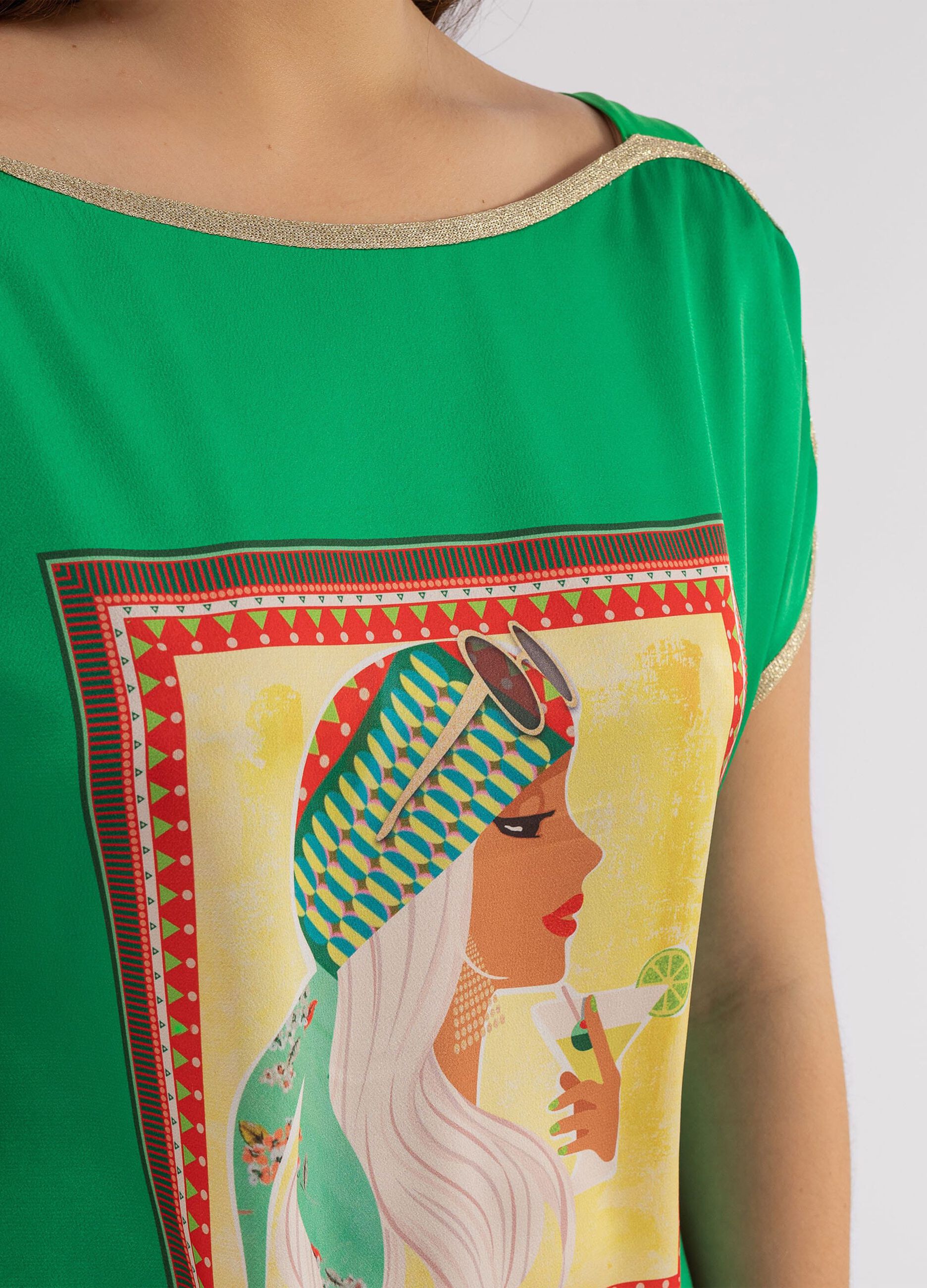 T-shirt con stampa volto femminile Curvy