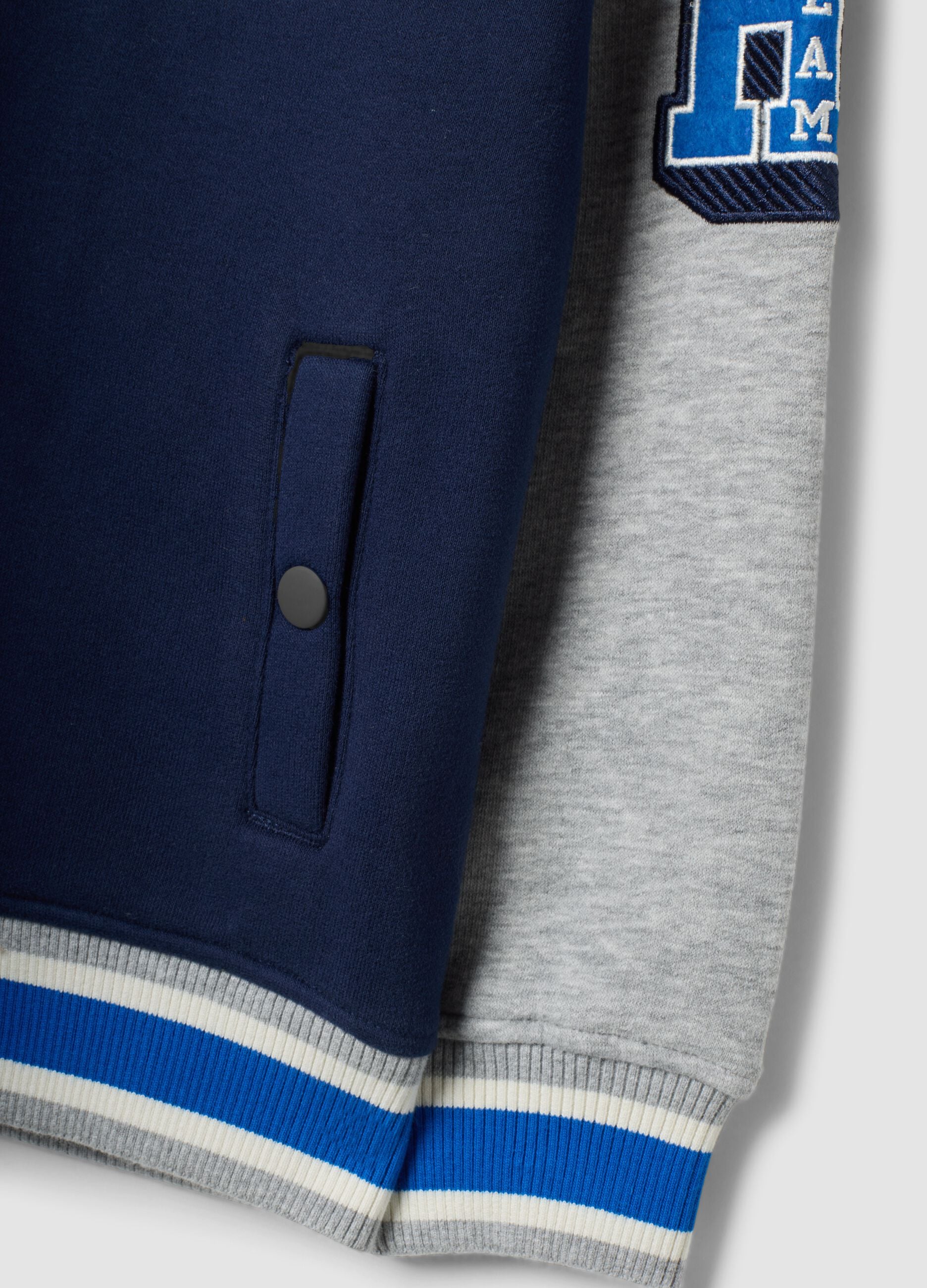 Felpa blu in misto cotone con girocollo e stampe college over fit