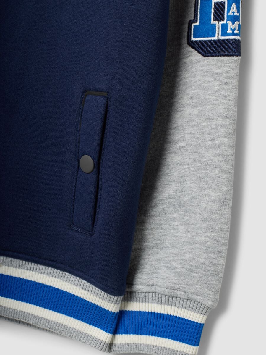 Felpa blu in misto cotone con girocollo e stampe college over fit_2