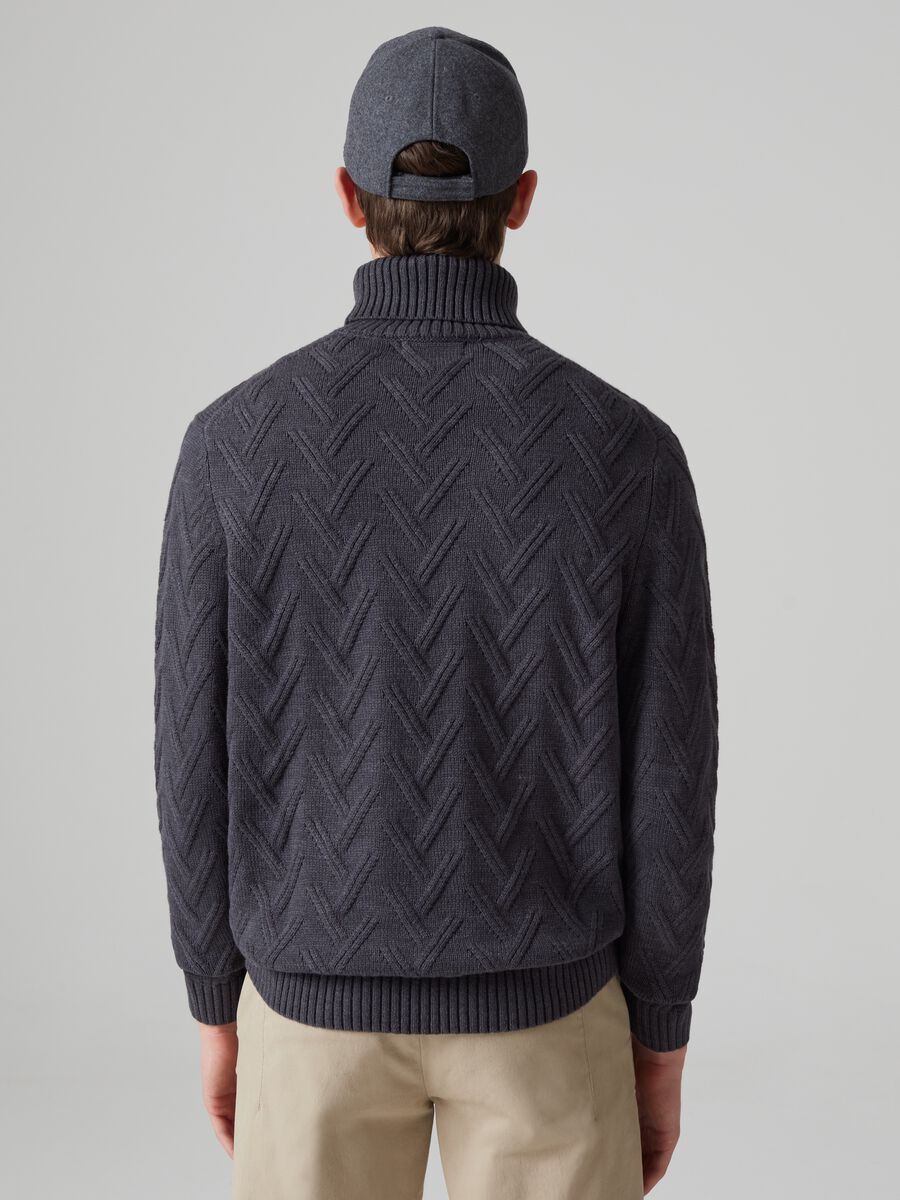 Pullover con lavorazione spigata a collo alto_2