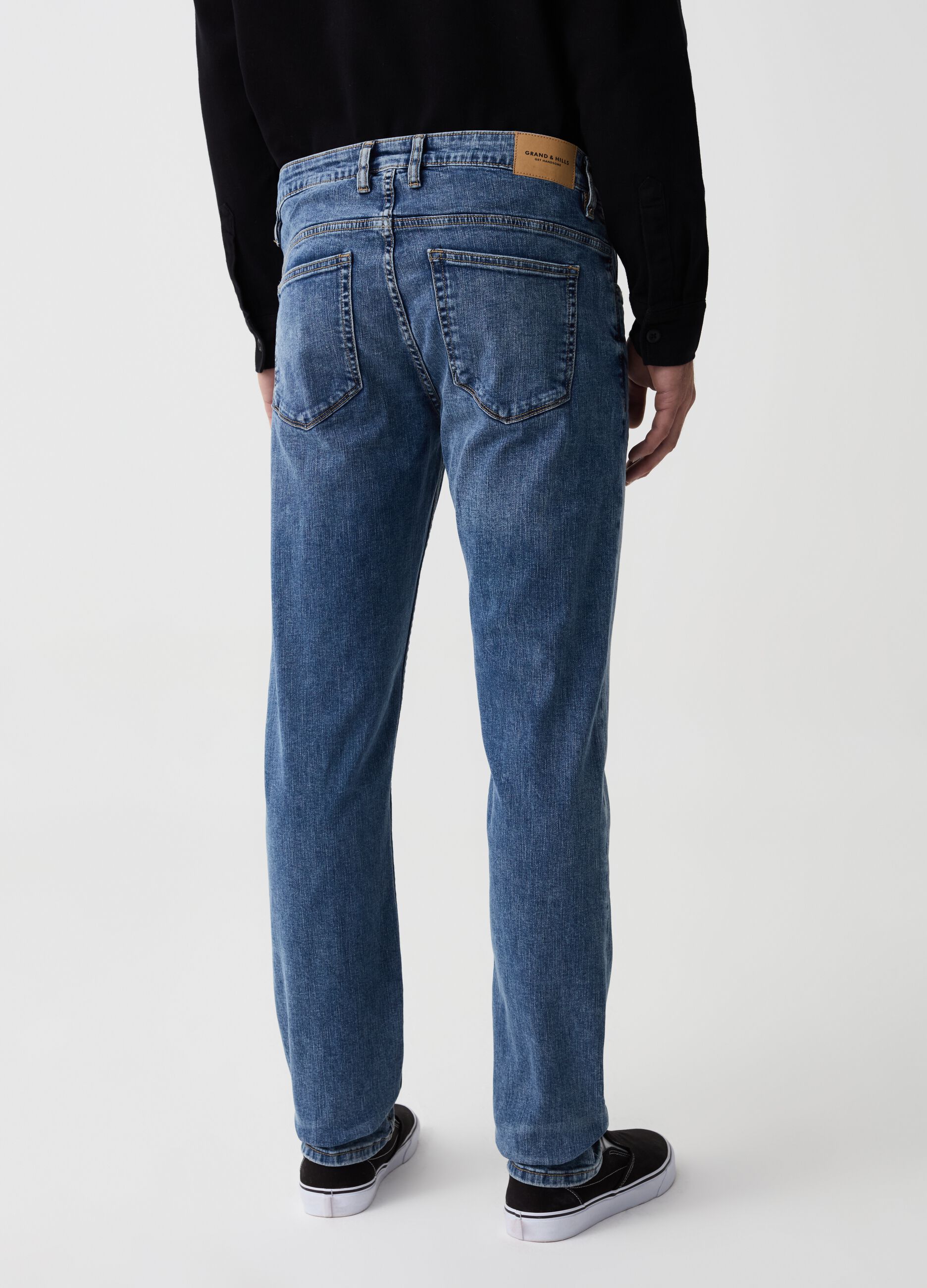 Jeans slim fit con abrasioni e scoloriture
