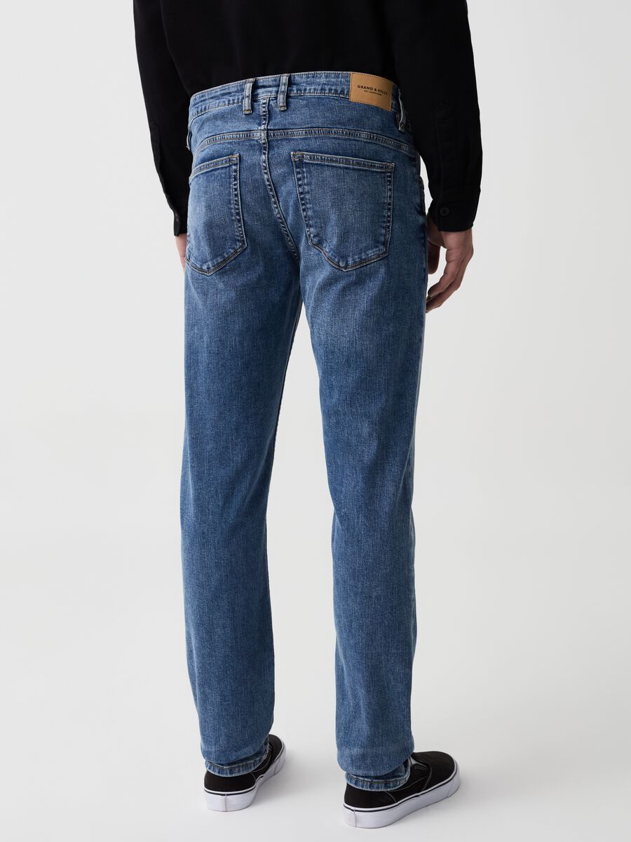 Jeans slim fit con abrasioni e scoloriture_2
