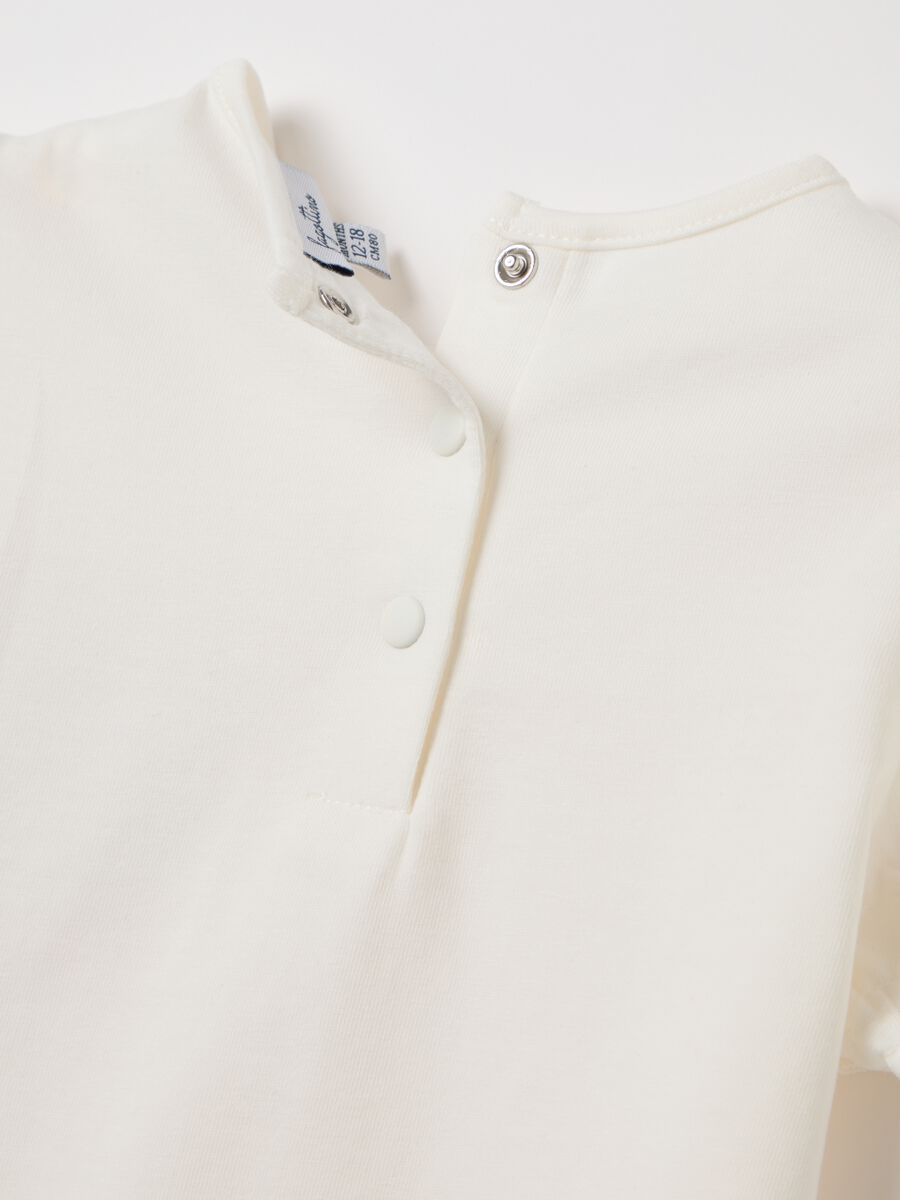T-shirt da neonata in cotone bianco regular fit con crochet_3