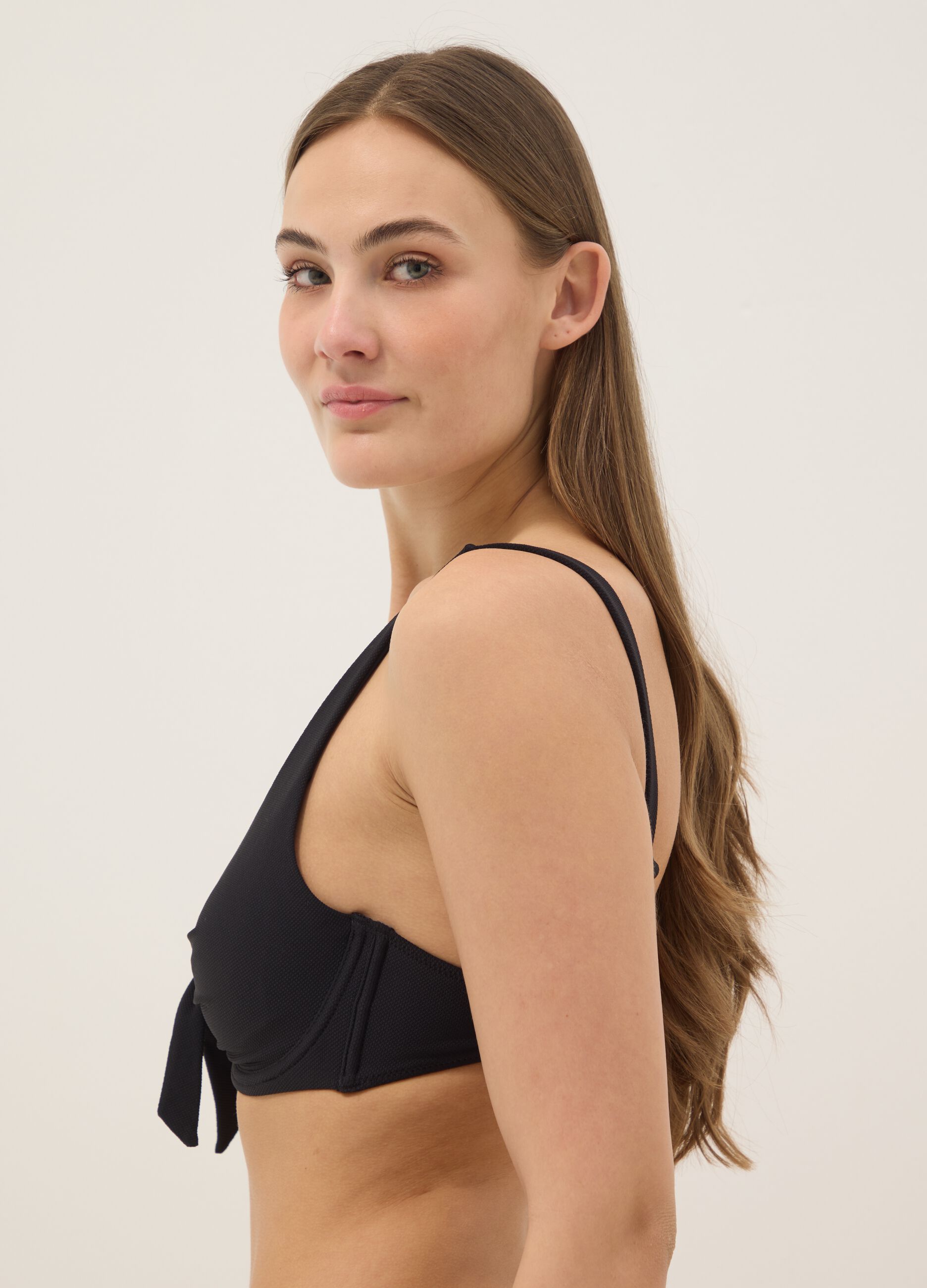 Top bikini elasticizzato nero con fiocco