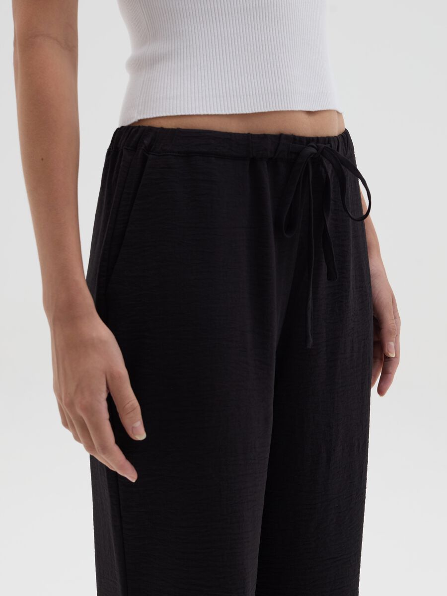 Crinkle-effect fluid trousers_2