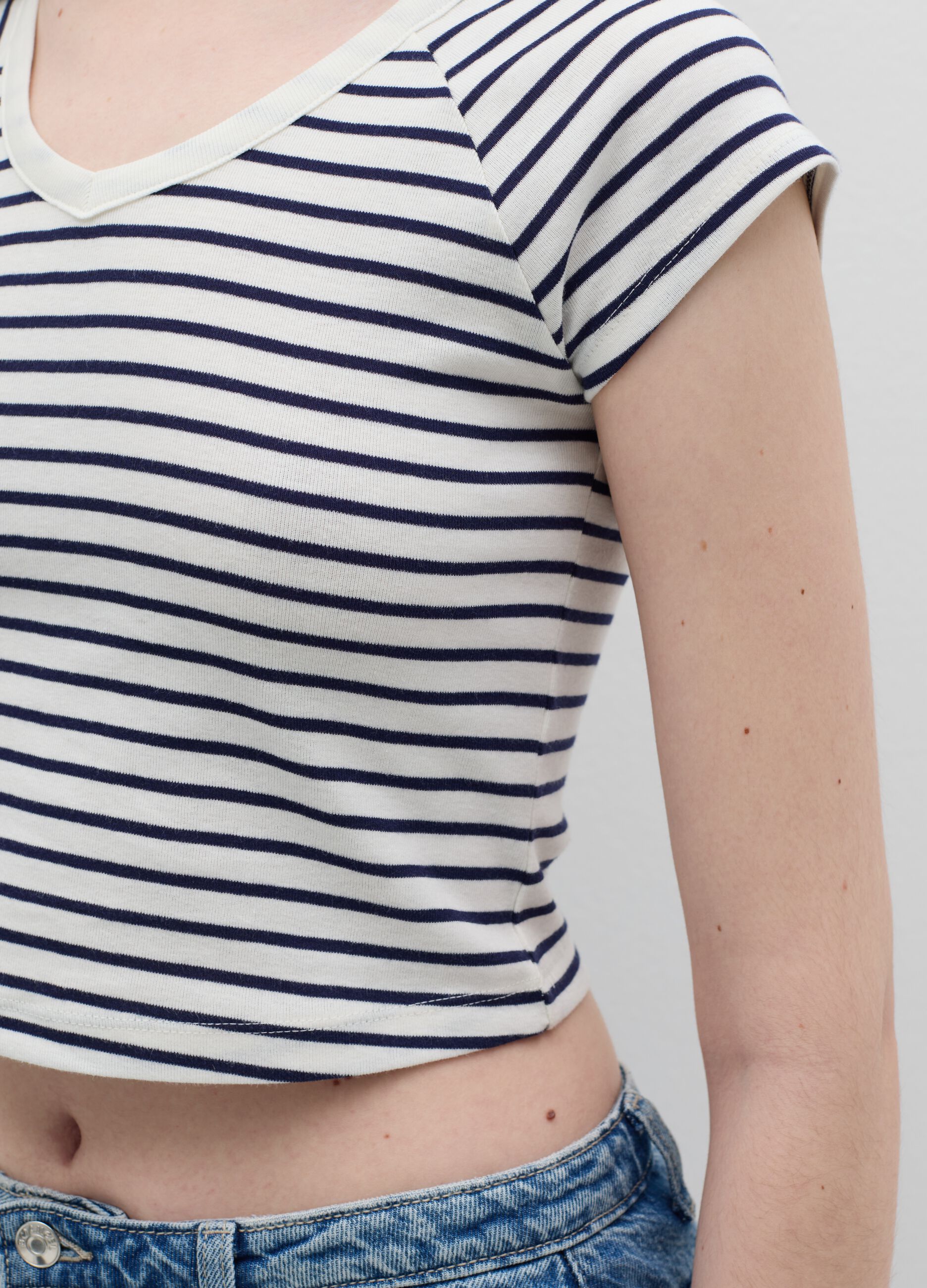 T-shirt with V neck and raglan sleeves