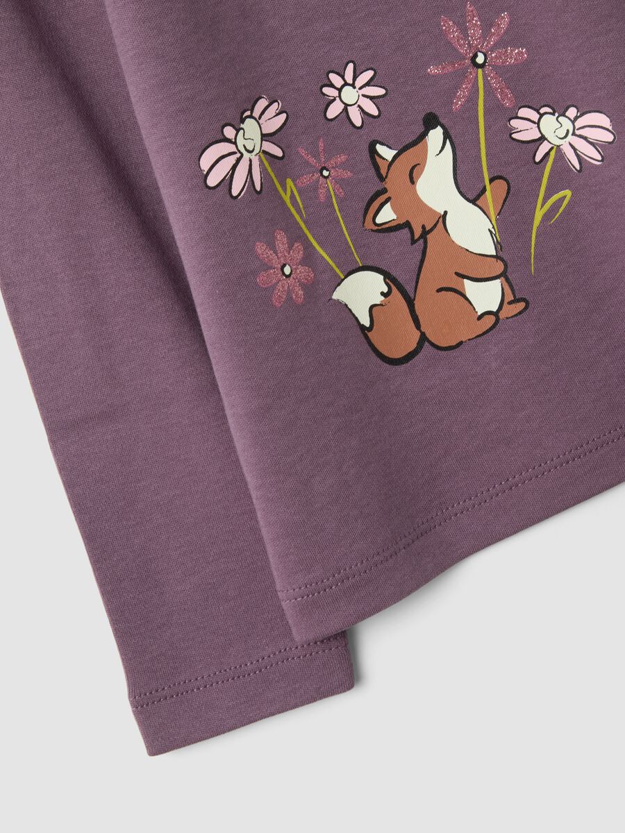 T-shirt viola in puro cotone organico con collo rialzato e stampa animaletti_2