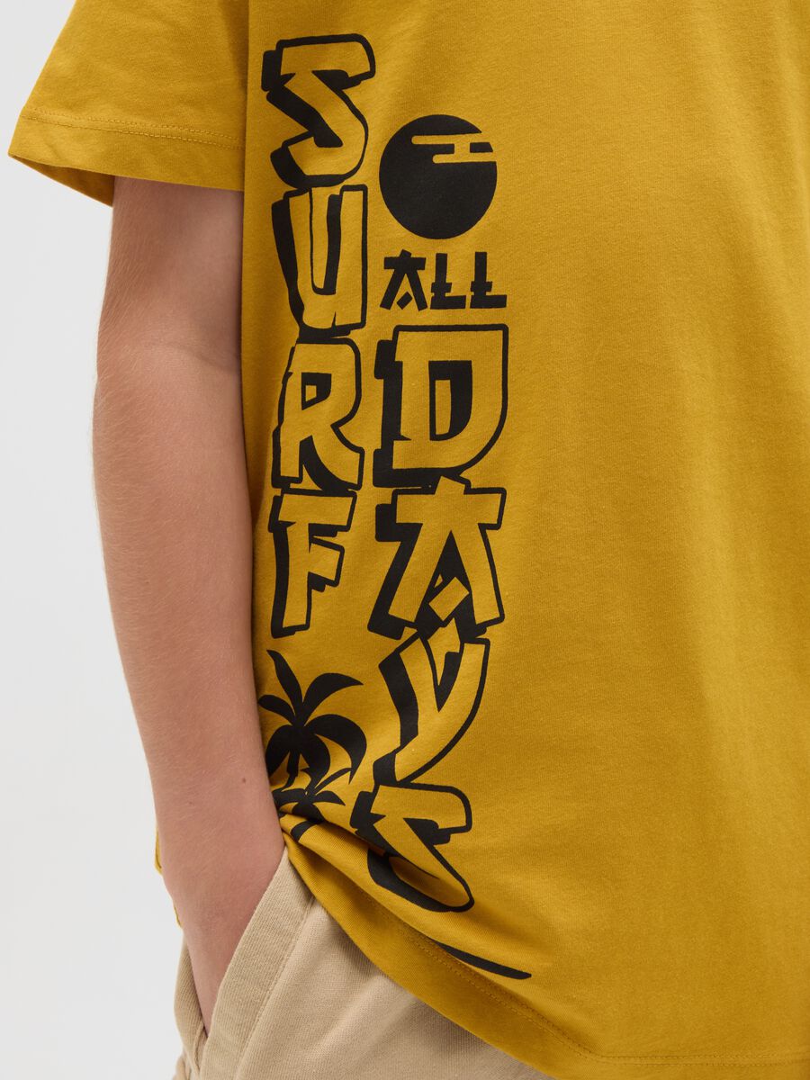 T-shirt da ragazzo in puro cotone oro regular fit con stampa_2
