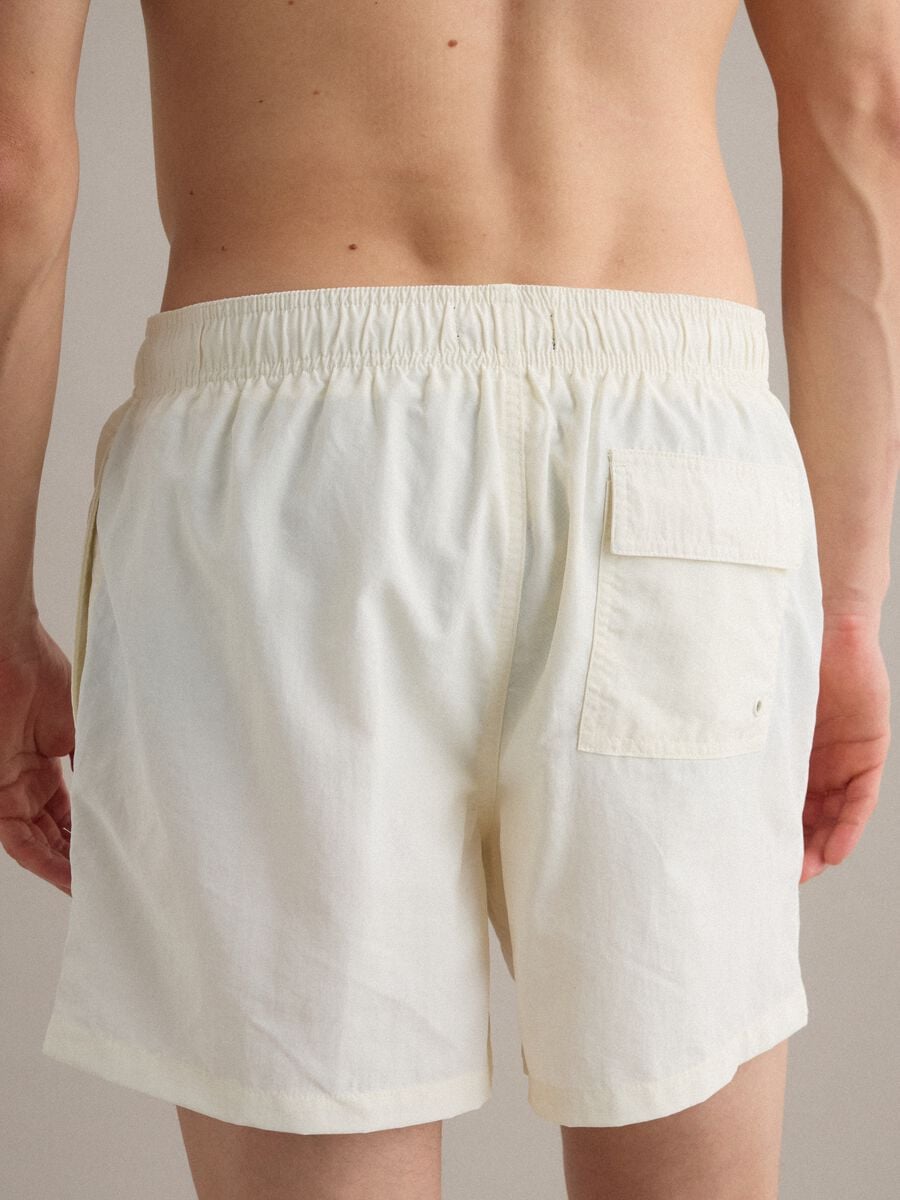 Boxer da mare bianco con vita elasticizzata e coulisse_3