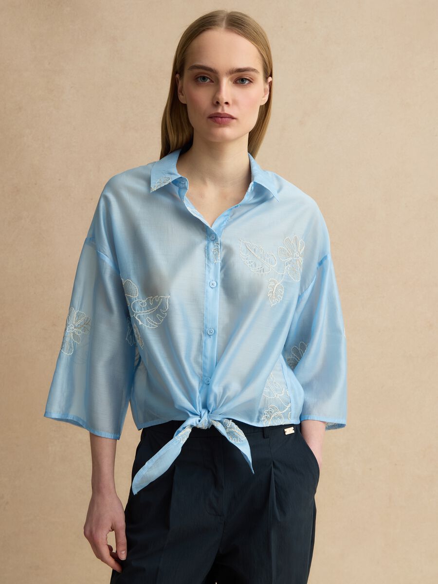 Camicia in misto lyocell azzurra regular fit con ricami floreali_1