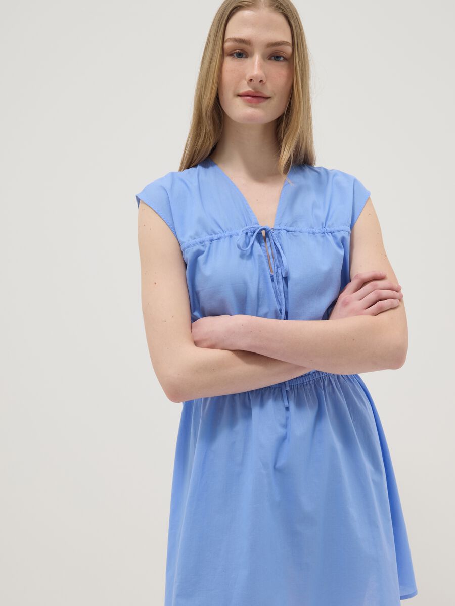Abito azzurro in puro cotone regular fit con scollo a V e laccetti_3