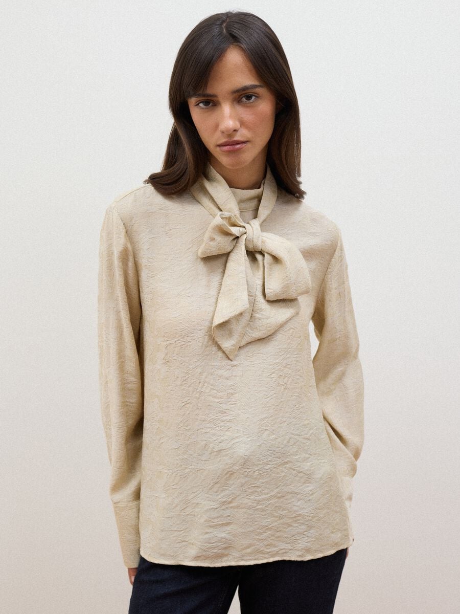 Camicia beige in misto viscosa con collo a fiocco_1