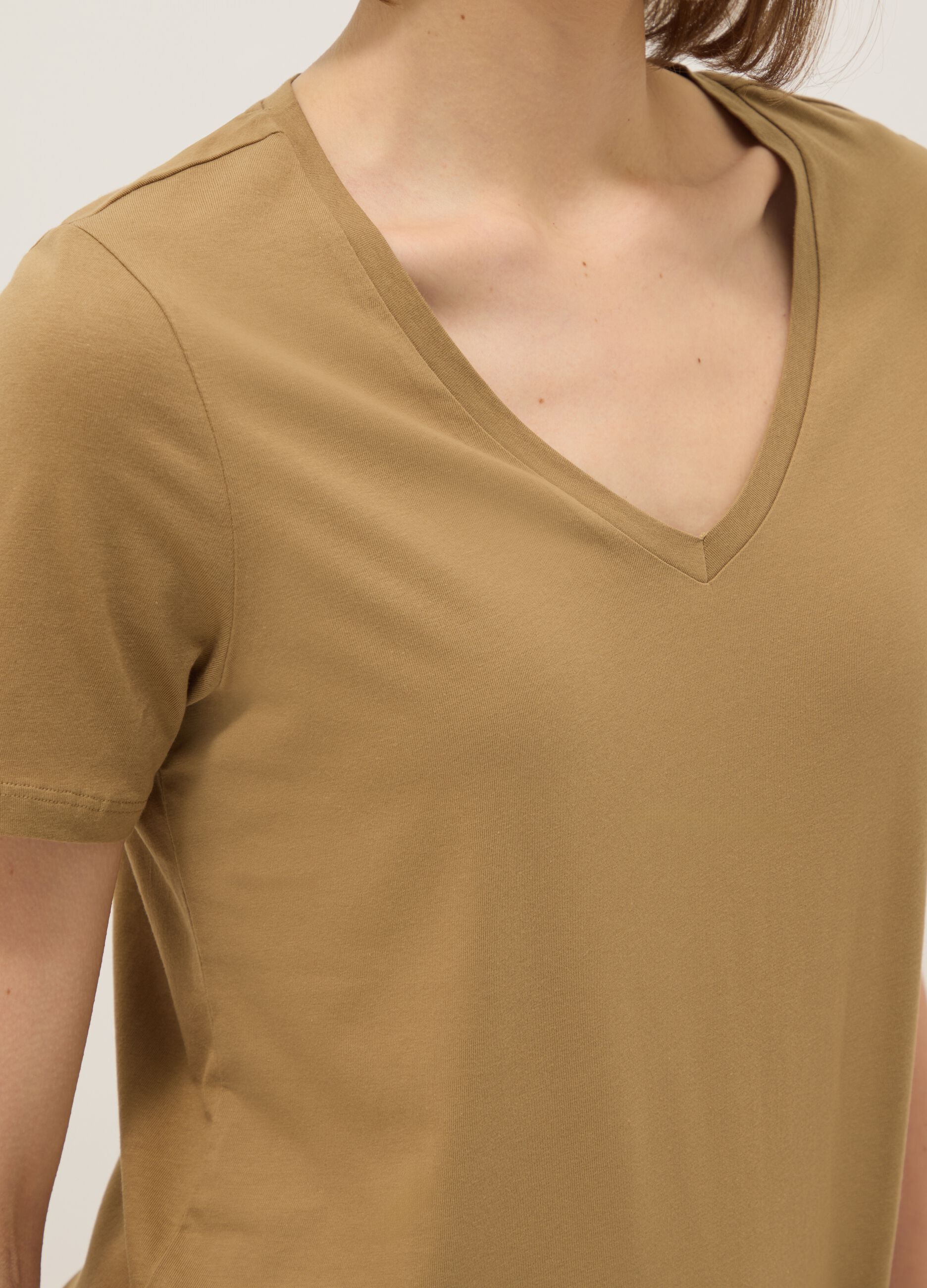 T-shirt in puro cotone marrone regular fit con scollo a V