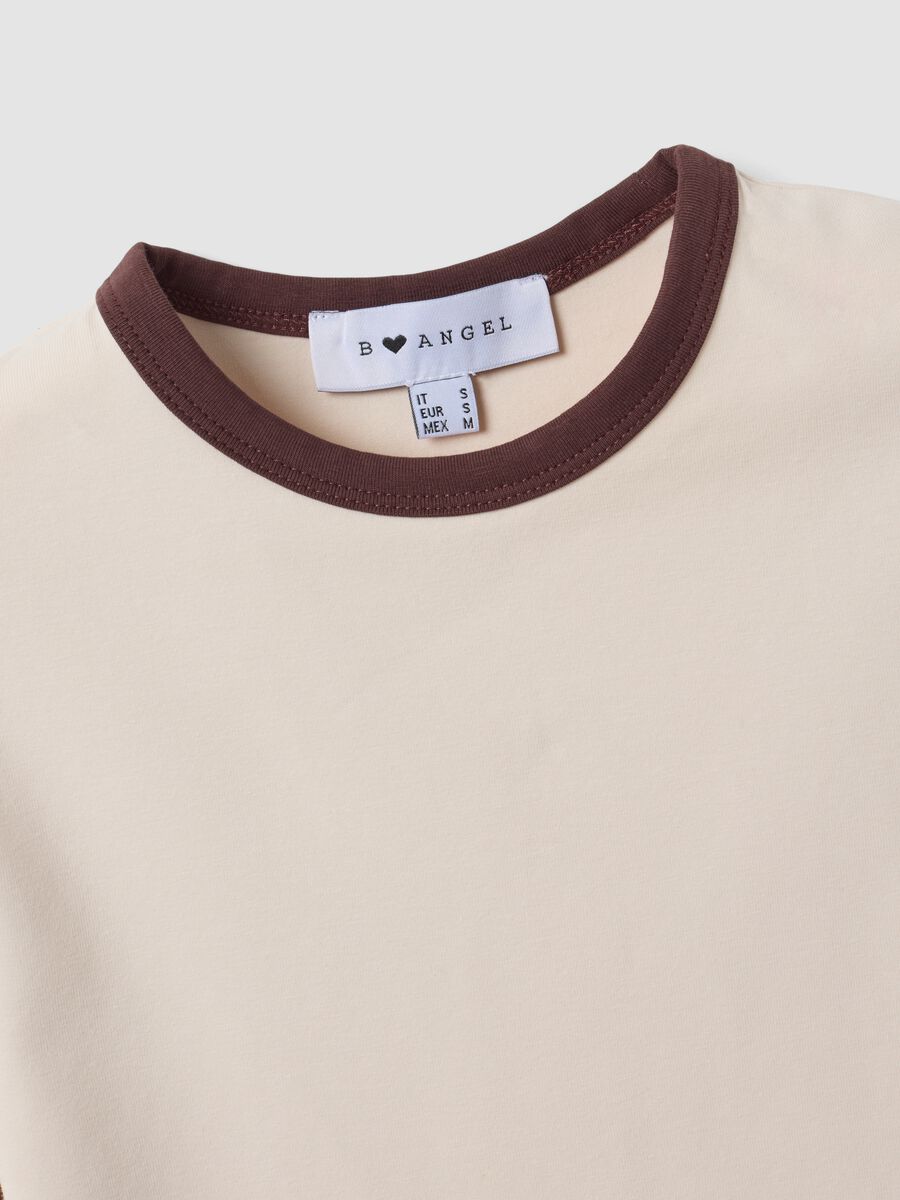 T-shirt beige in cotone elasticizzato con profili a contrasto fitted_1