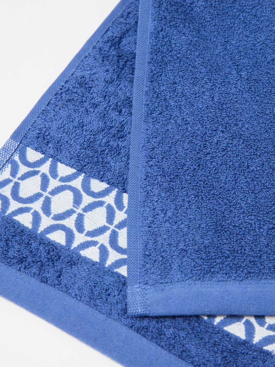 Guest towel with dots patterned trim_2