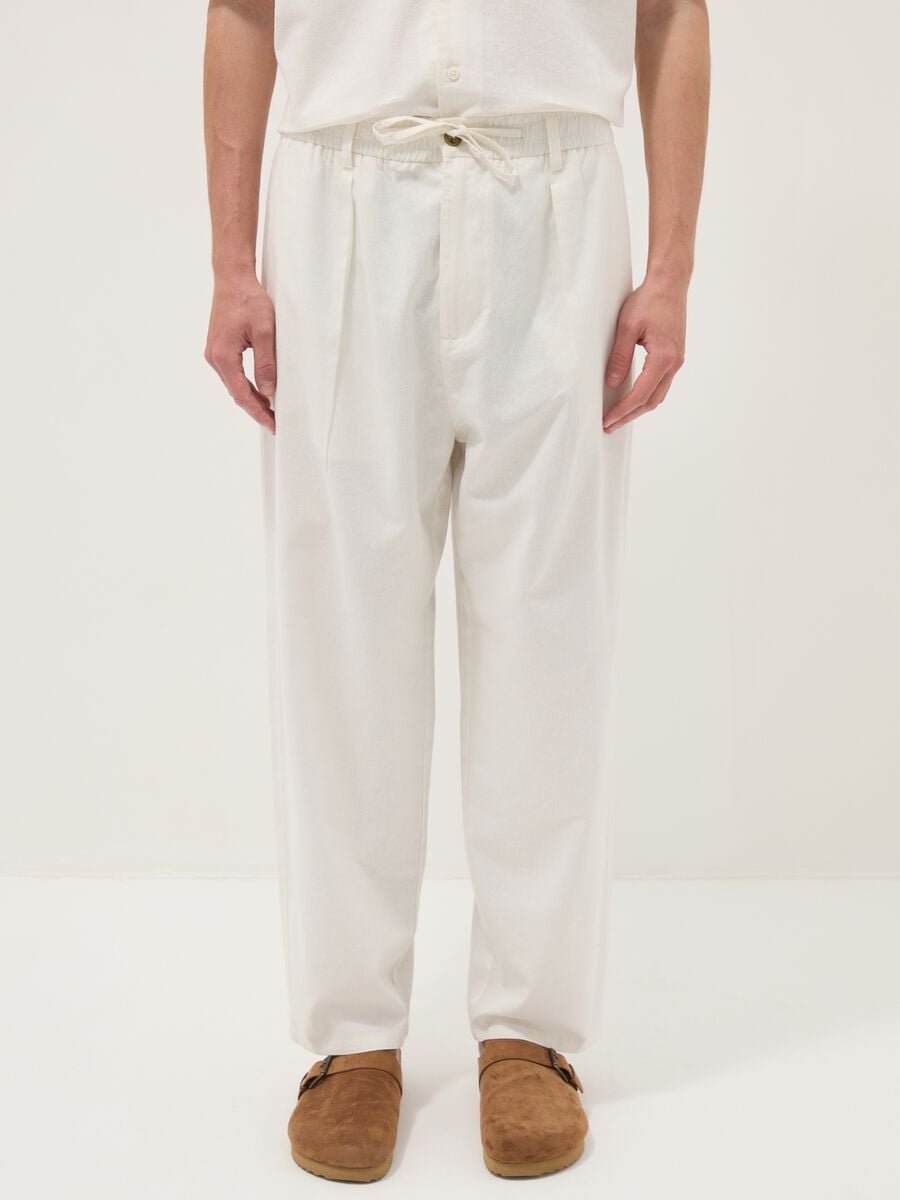 Pantaloni bianchi in misto lino e cotone con vita elasticizzata_1