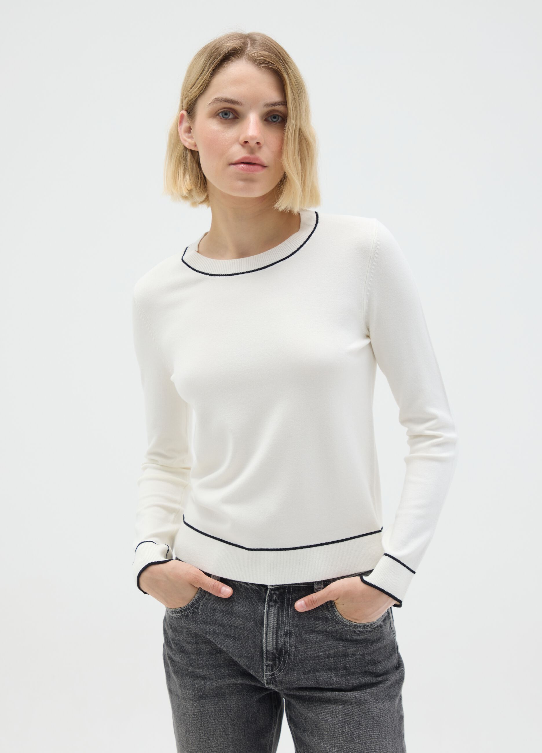 Maglione bianco con scollo rotondo
