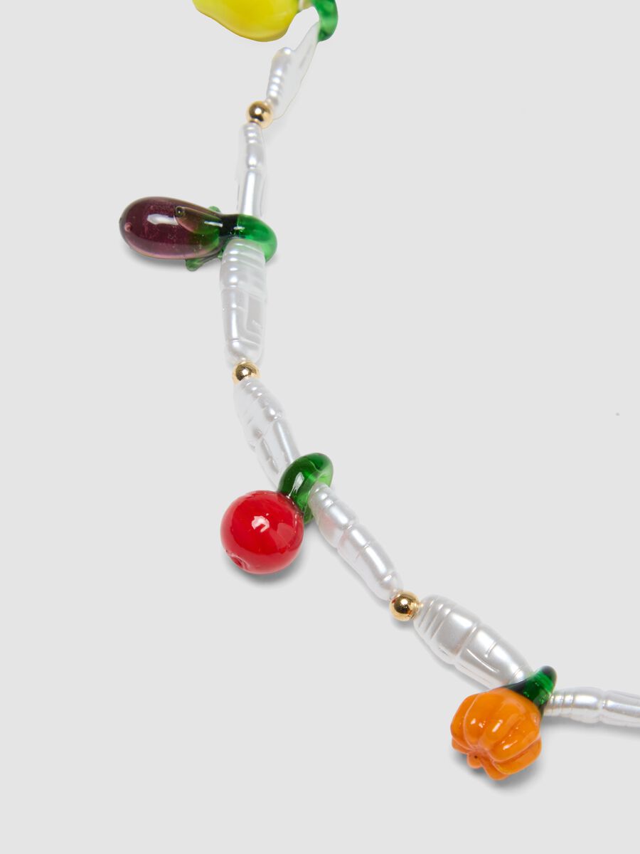 Collana con perle trasparenti e ciondoli a forma di frutta_2