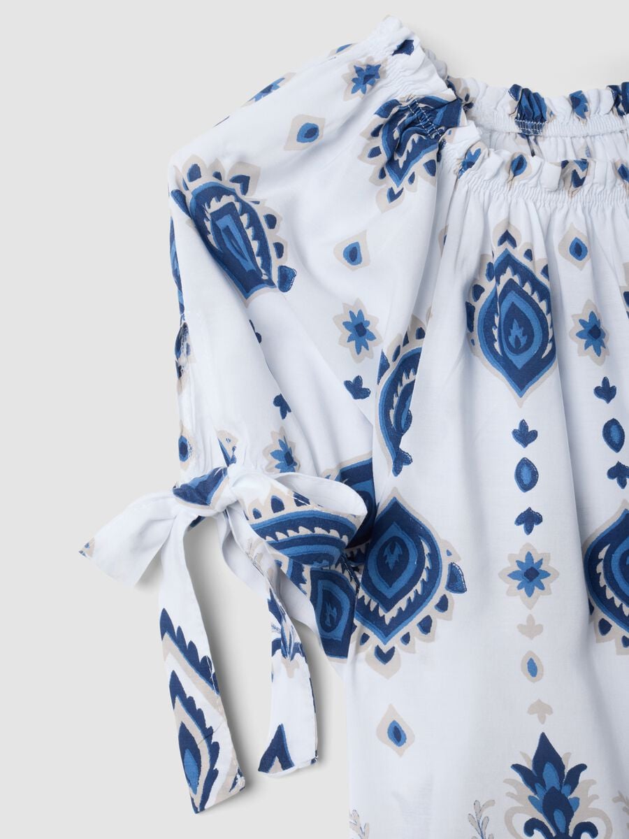 Blusa bianca in pura viscosa a maniche corte con fantasia paisley_5