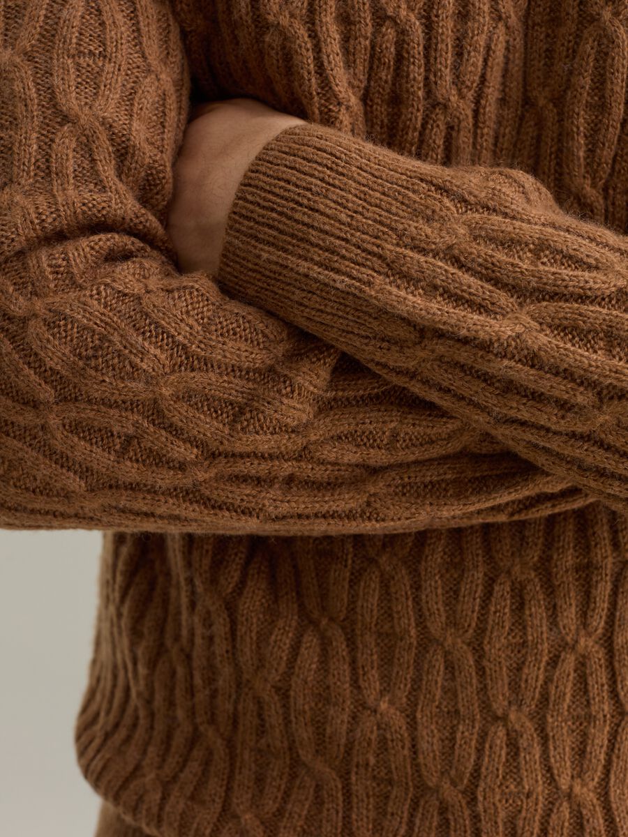 Pullover with cable design_2