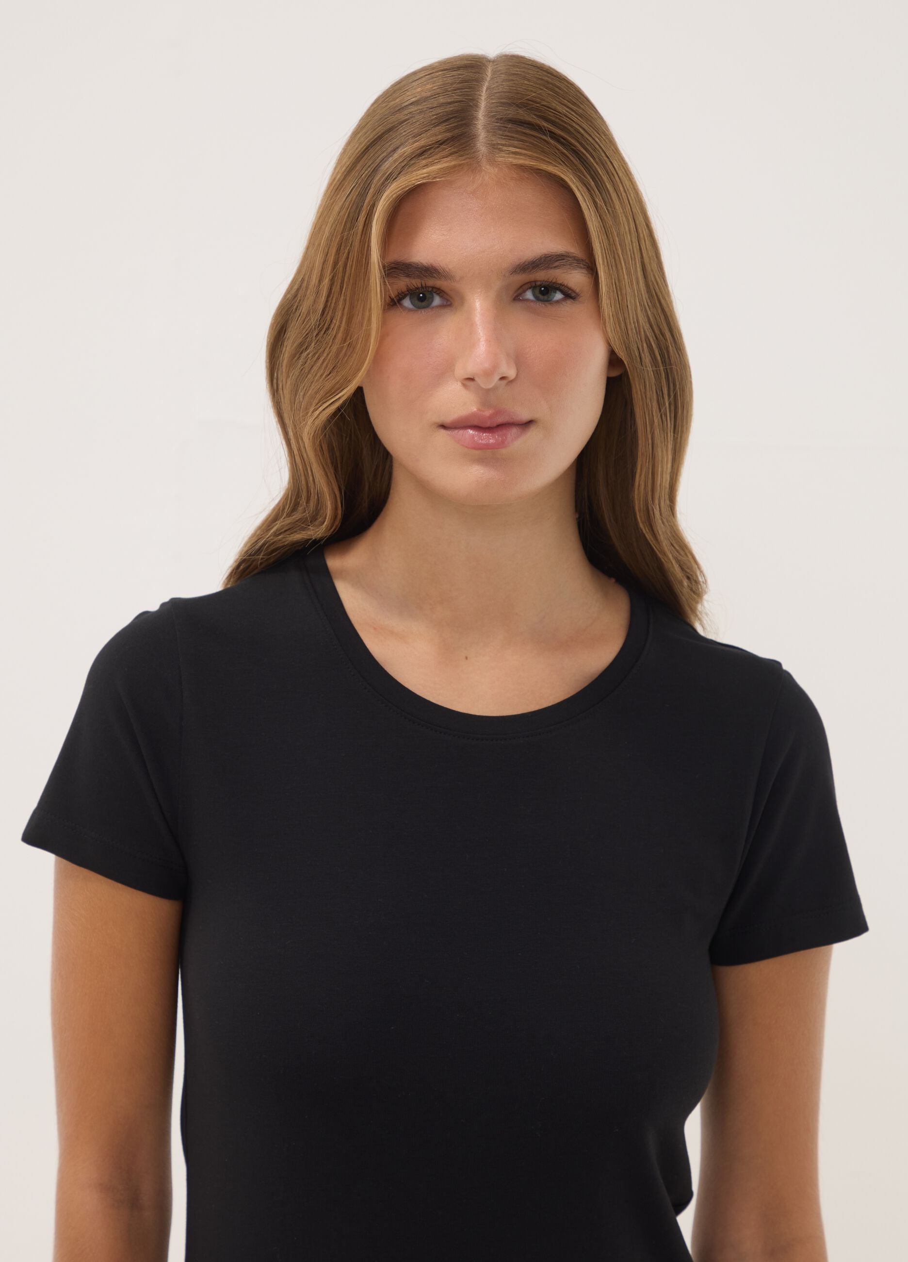 T-shirt nera a maniche corte in cotone organico elasticizzato girocollo
