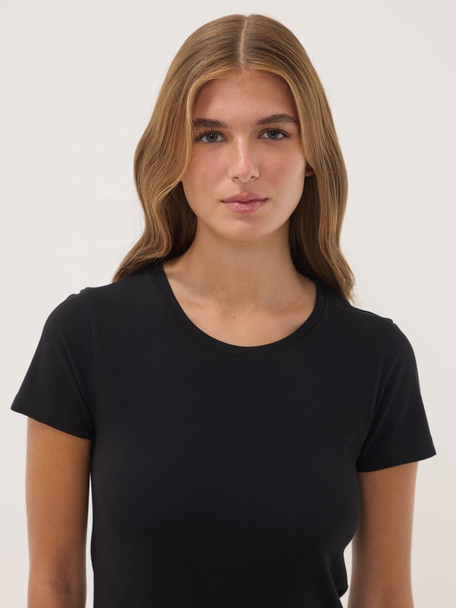 T-shirt nera a maniche corte in cotone organico elasticizzato girocollo_0