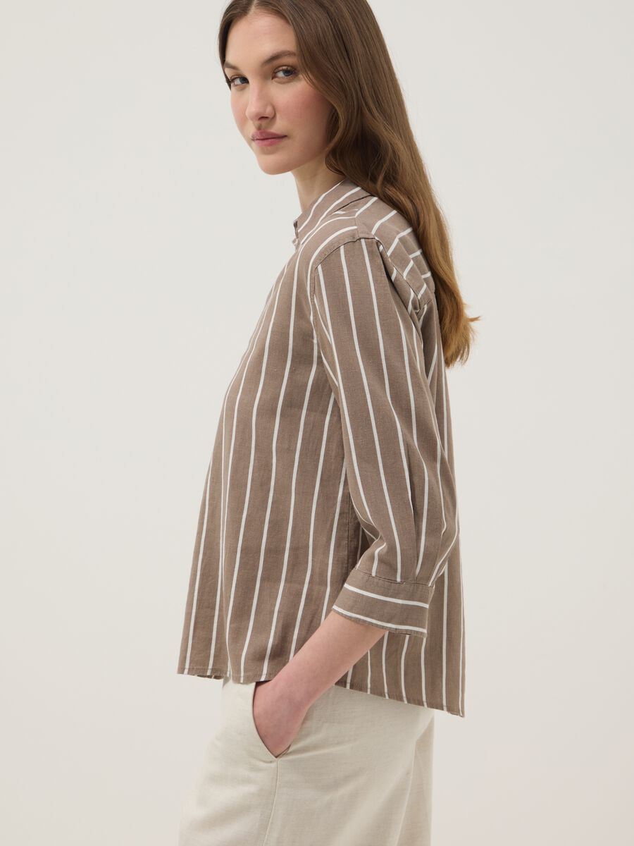 Camicia marrone a righe in misto lino e viscosa_0