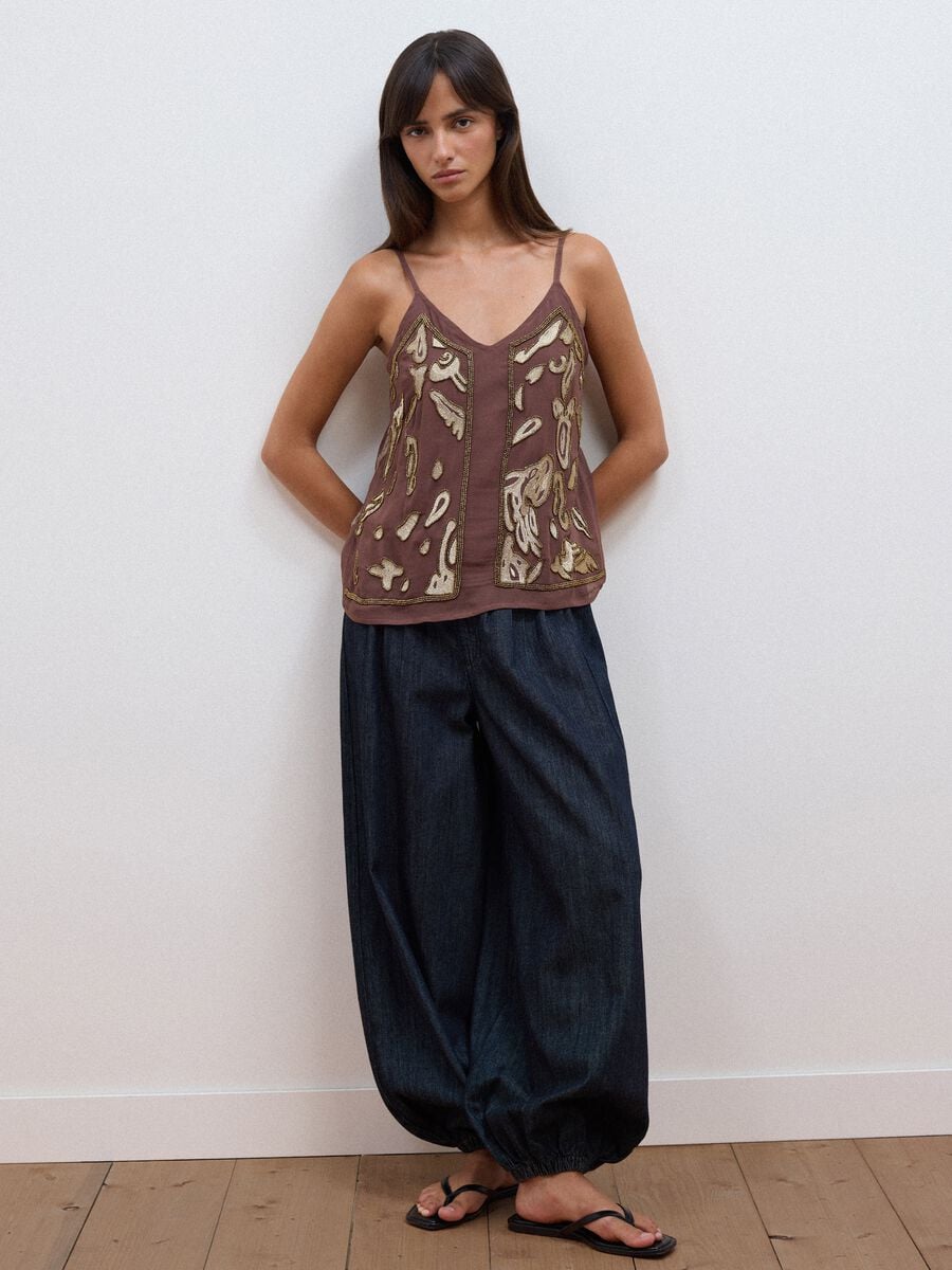 Top fitted marrone in pura viscosa con bretelle sottili e fantasia ricamata_2