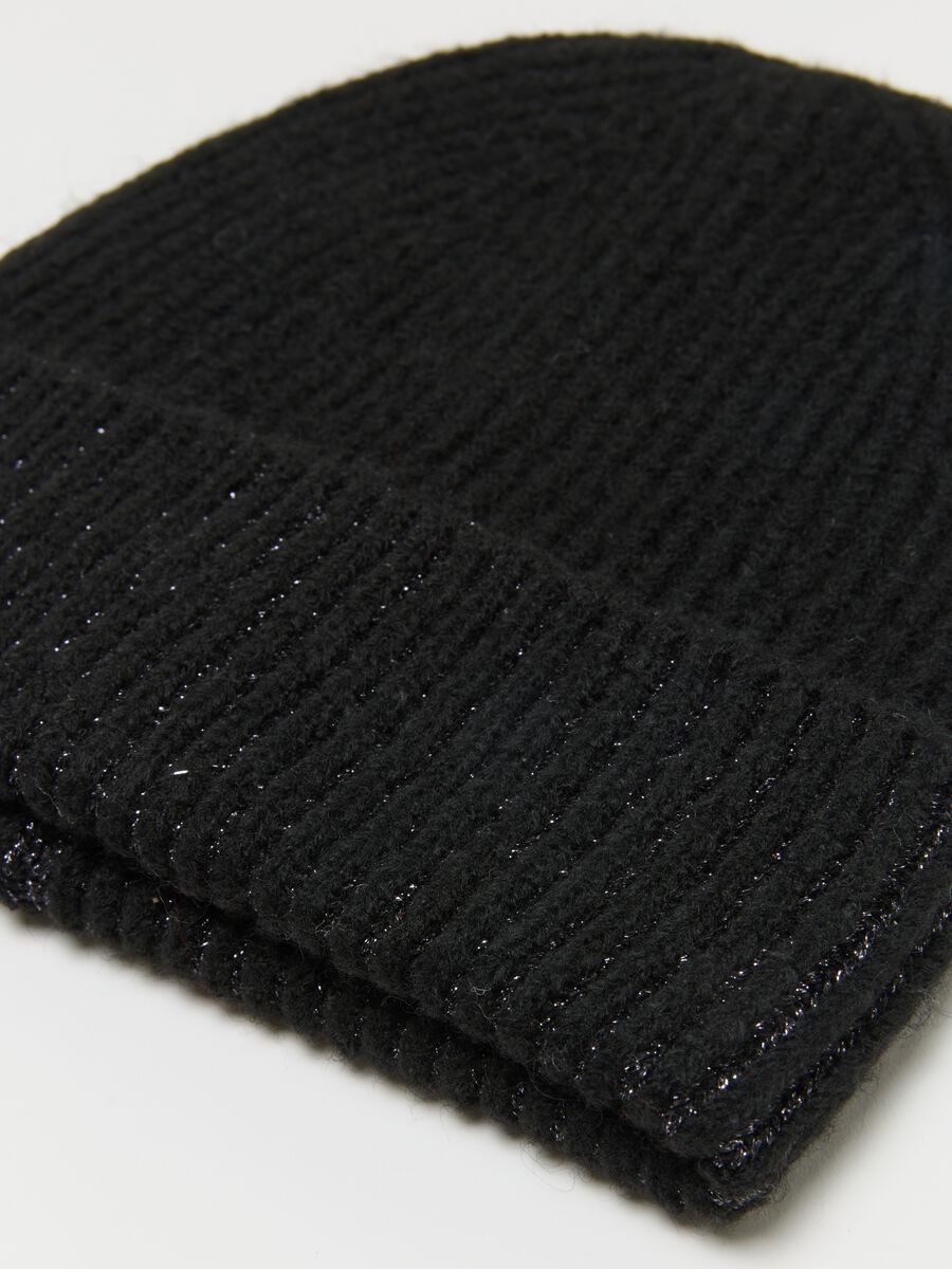 Cappello beanie  nero lavorato a maglia con punti brillantinati_1