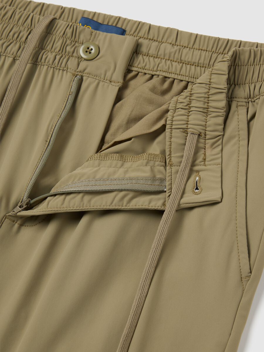 Green shorts with button and zip closure_5