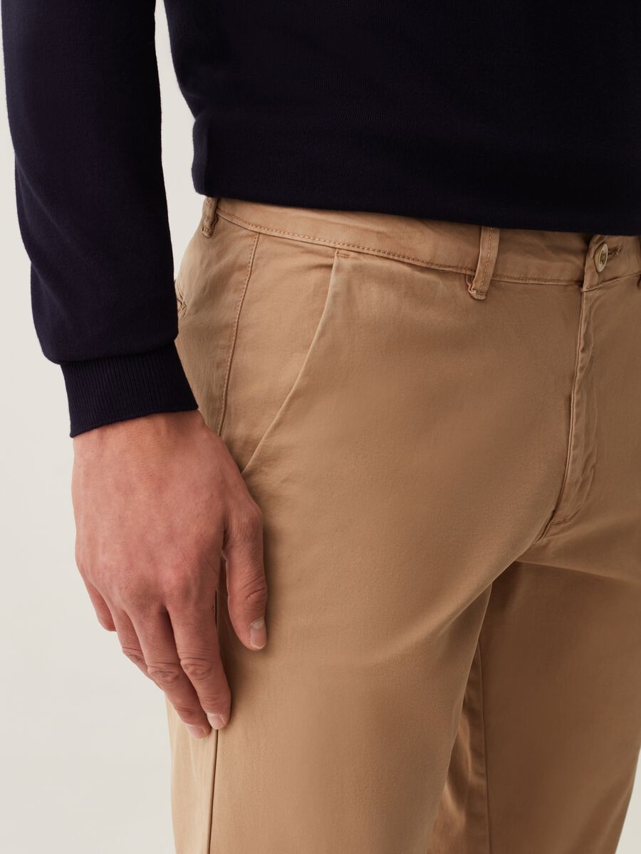 Pantaloni chino in cotone stretch tinta unita_3