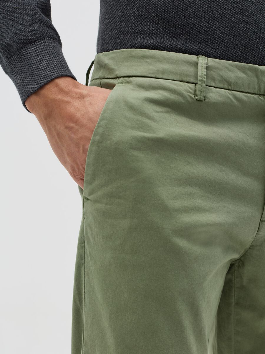 Slim-fit chino trousers in stretch cotton_2