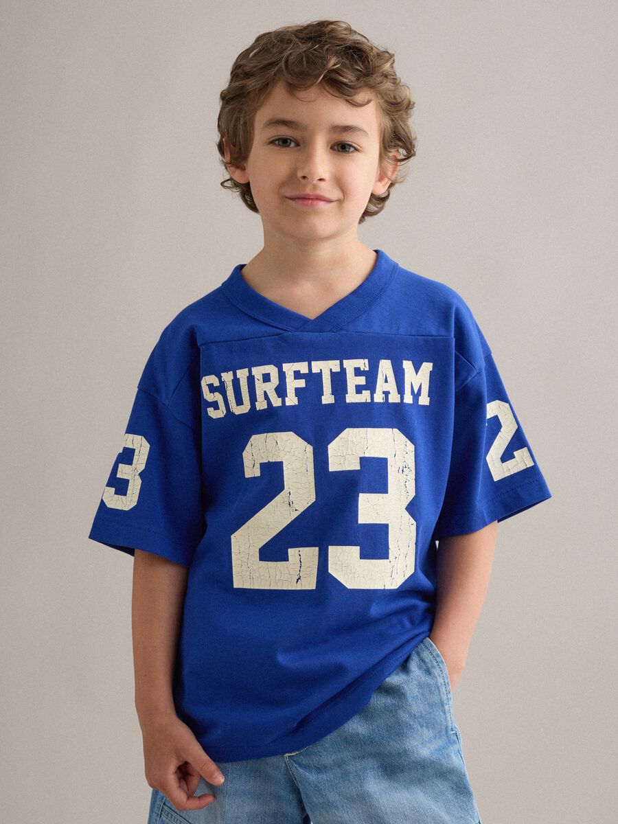 T-shirt in puro cotone blu da bambino oversize fit con stampe_0