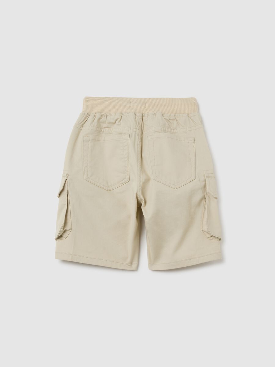 Short da bambino in cotone elasticizzato beige regular fit con tasche laterali_1