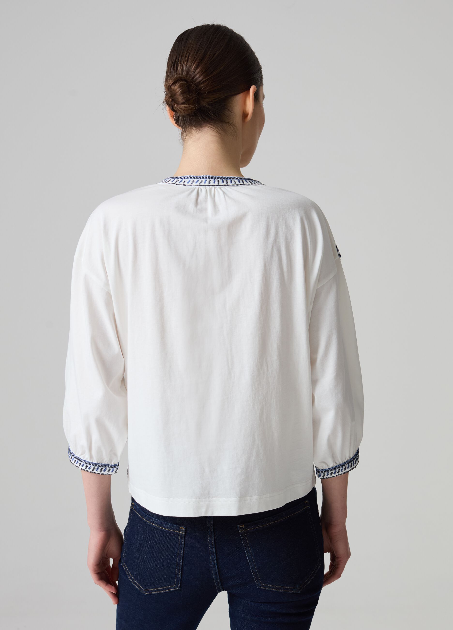 T-shirt in cotone con ricami etnici