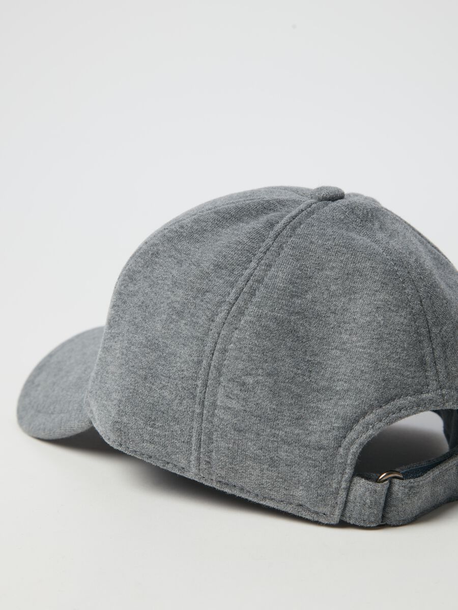 Baseball cap with logo embroidery_2